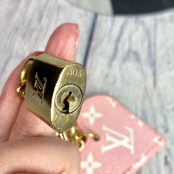 Louis Vuitton lock keychain with charms - Picture 4 of 5